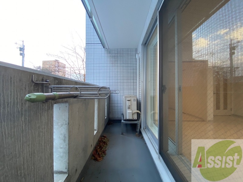 バルコニー　バルコニーは幅があり、広い印象を受けました。