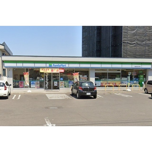 コンビニ　ファミリーマート札幌宮の森３条店（コンビニ）まで80m