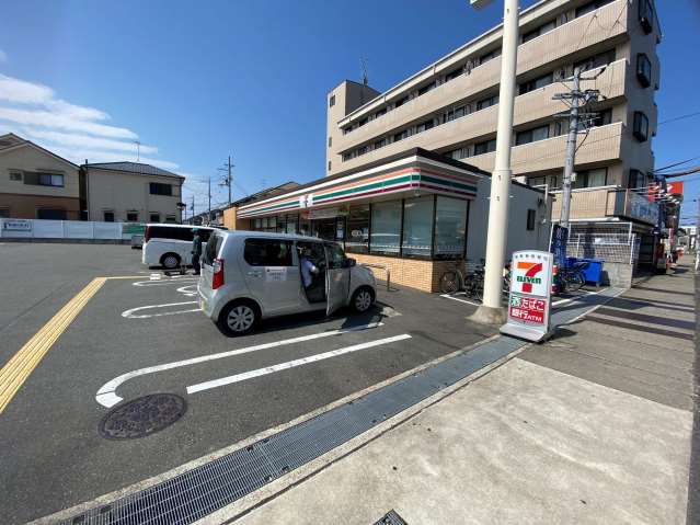 コンビニ　セブンイレブン（コンビニ）まで411m
