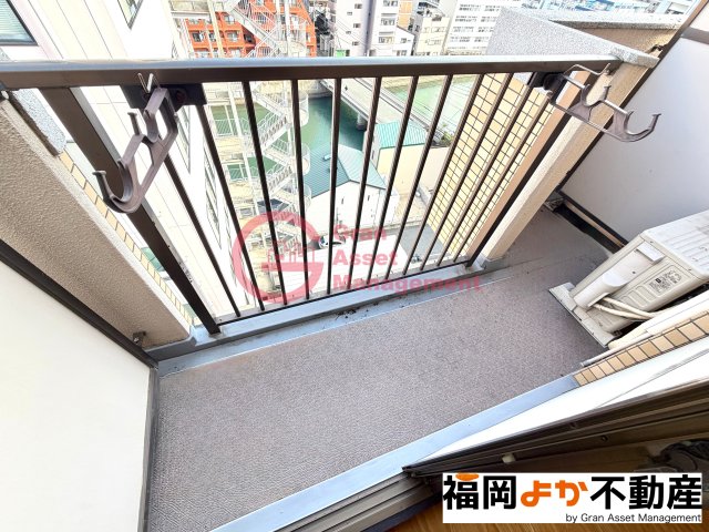 バルコニー　暖かな日差しのふりそそぐバルコニー