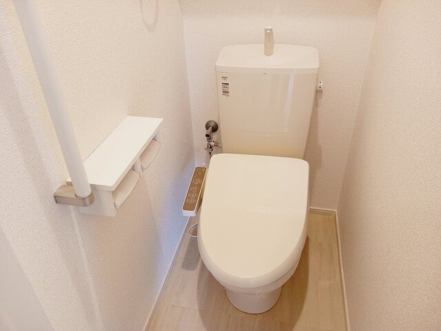 トイレ　落ち着いた色調のトイレです