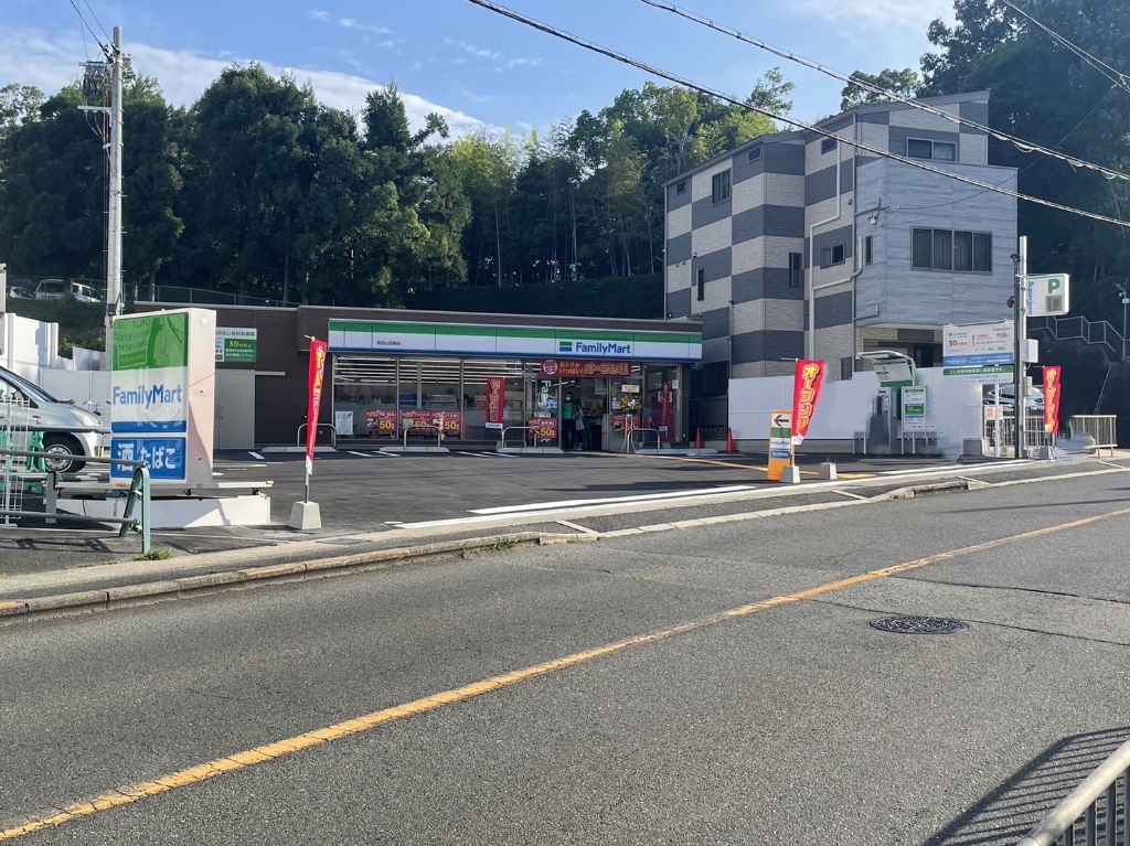 コンビニ　ファミリーマート 吹田山田東店（コンビニ）まで632m