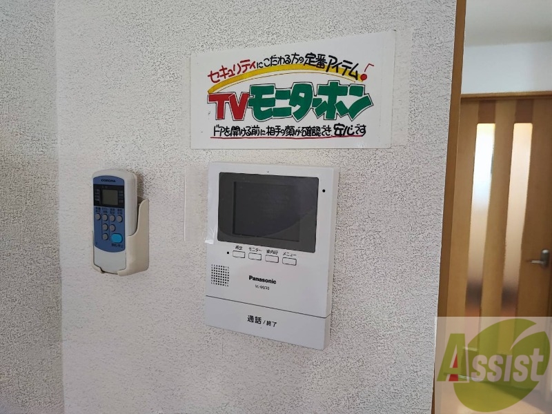 バルコニー　モニター付きインターホンです。来客時も安心ですね。