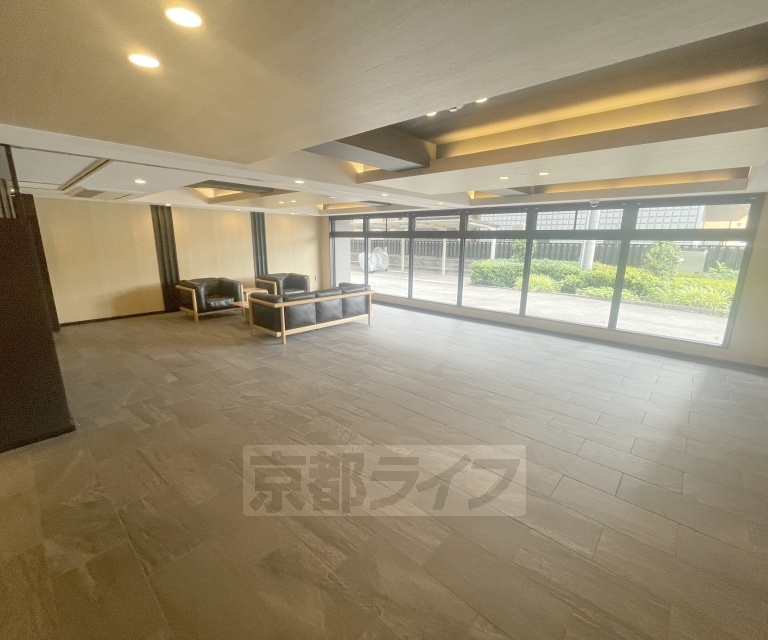 その他設備　玄関のドアです。