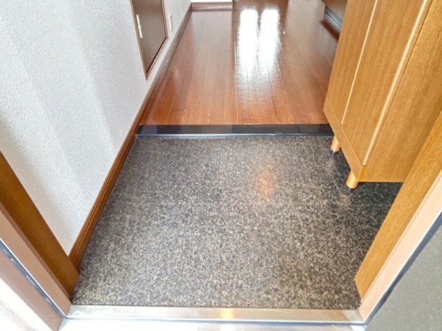 玄関　別部屋のお写真となります。