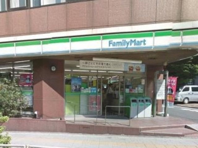 コンビニ　ファミリーマート駒場四丁目店（コンビニ）まで388m