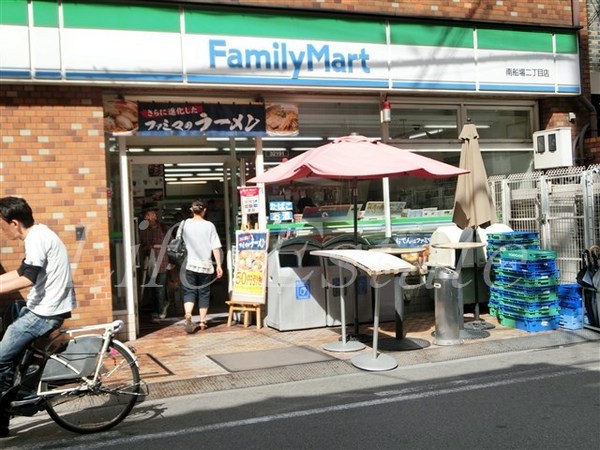 コンビニ　ファミリーマート南船場二丁目店（コンビニ）まで85m
