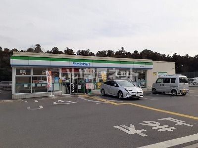 コンビニ　ファミリーマート鶴ヶ島駅西店（コンビニ）まで538m