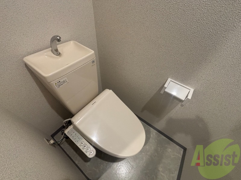 トイレ　トイレは温水洗浄便座です。シンプルな雰囲気になっています。