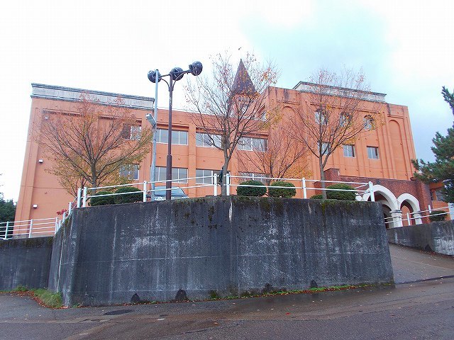 中学校　石動中学校（中学校）まで3200m