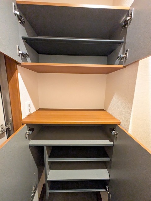 玄関　★たっぷり収納可能なＳＢ★（清掃前のお部屋です）
