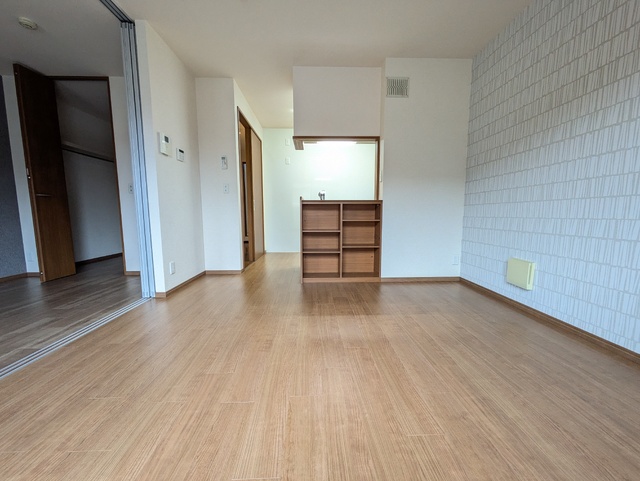 居室・リビング　★キッチンから見えるＬＤＫ★（清掃前のお部屋です）