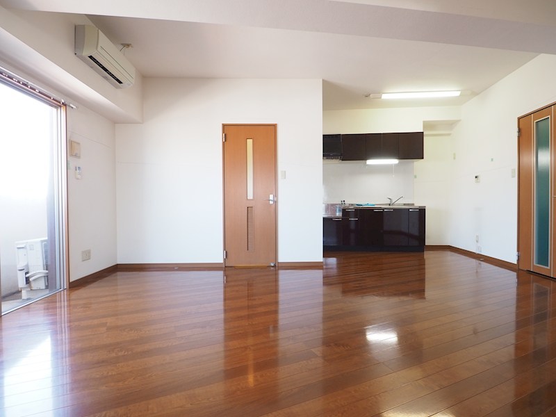 居室・リビング　開口部の明るいお部屋です。