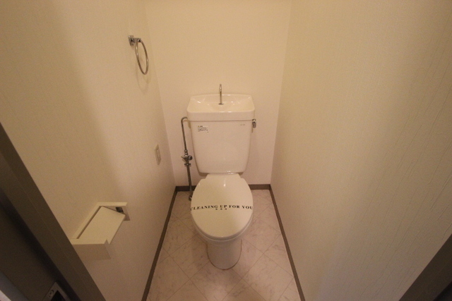トイレ　写真は違う号室です。