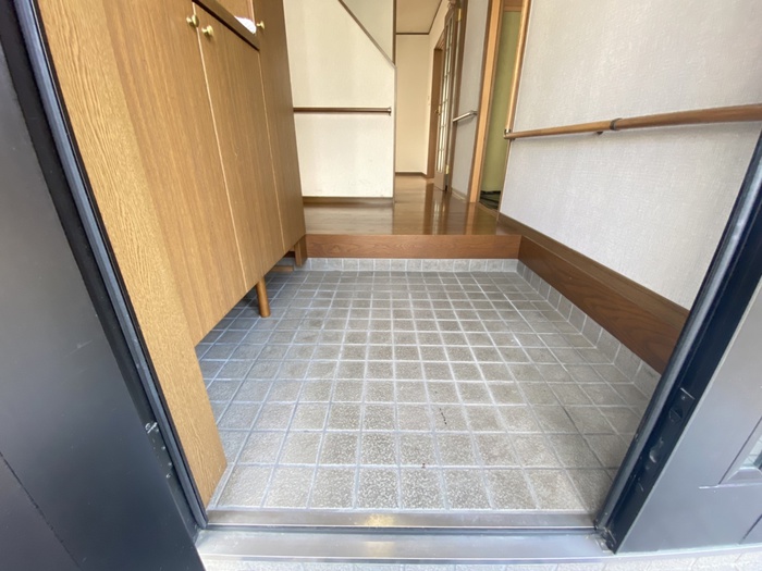 草津一丁目貸家の玄関写真