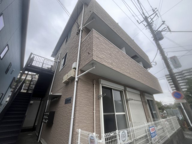 建物外観　3階建9世帯アパート！田浦駅でてすぐです！