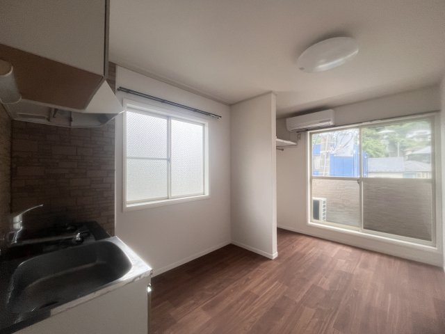 居室・リビング　2面採光の明るいお部屋です♪