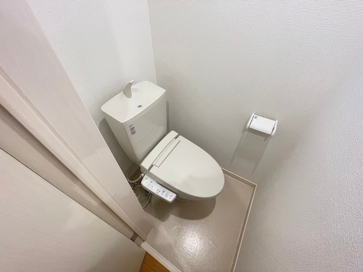 小田急線 生田駅 徒歩6分 2階建 築10年のトイレ写真