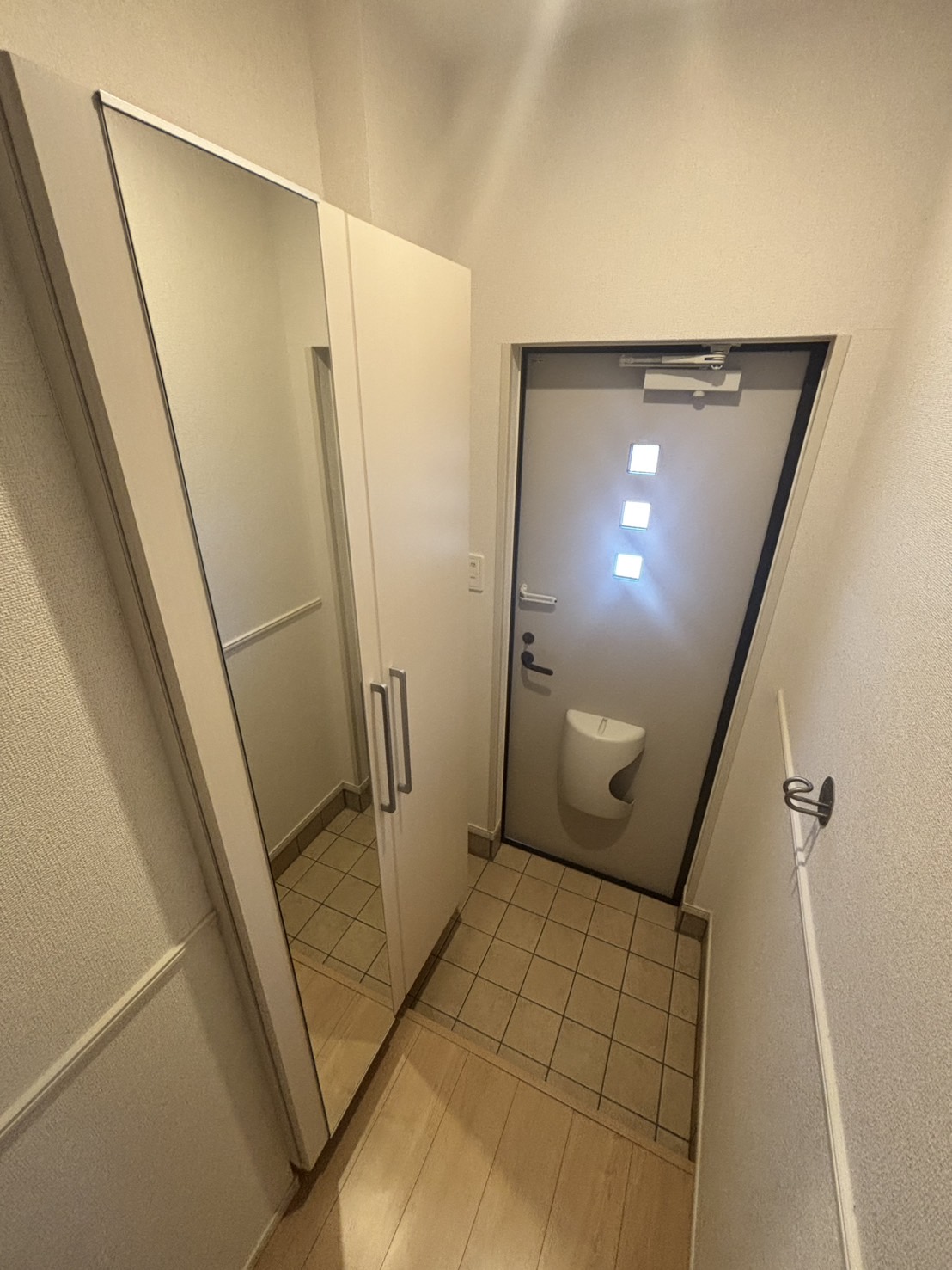 玄関　写真は反転タイプです