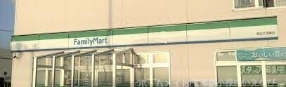 コンビニ　ファミリーマート読谷大湾東店（コンビニ）まで254m