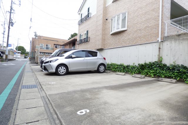 駐車場　車をお持ちの方に嬉しい駐車場付きの物件です