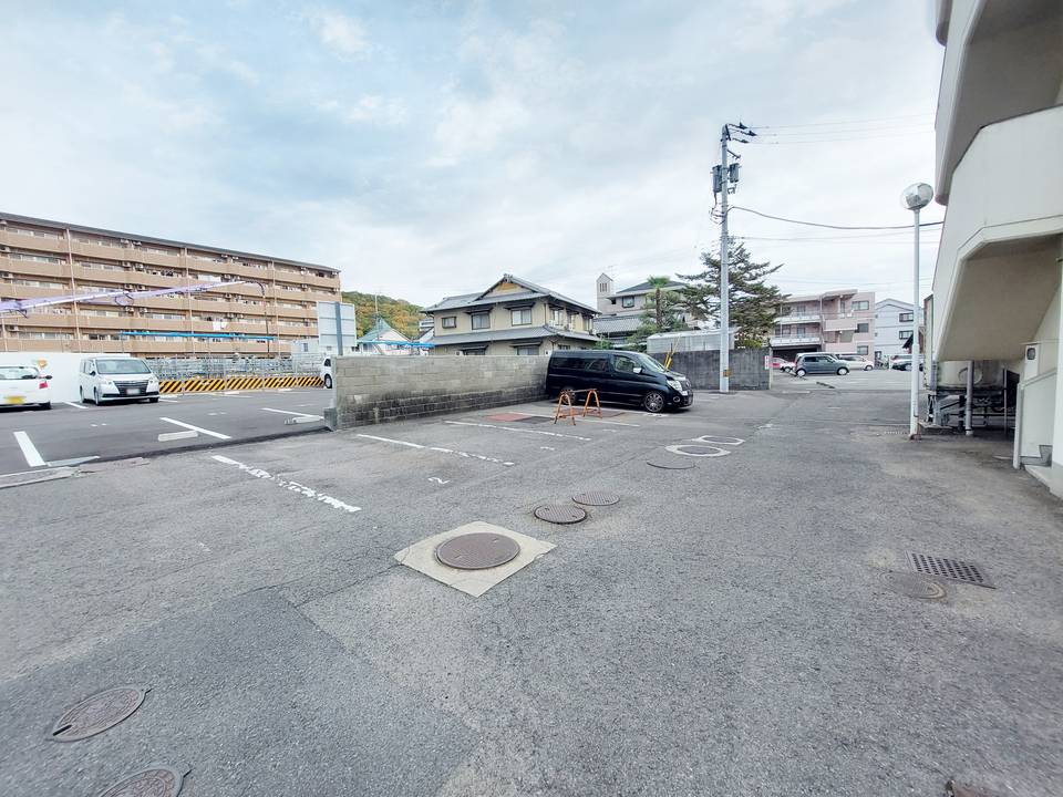 【松山市南久米町のマンションの駐車場】