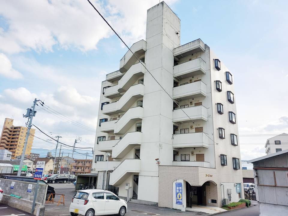 松山市南久米町のマンションの建物外観