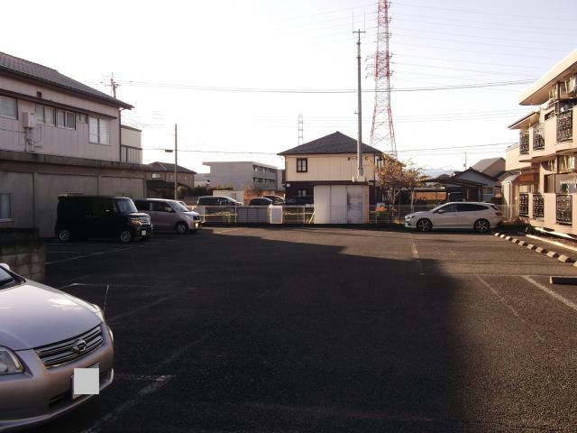 【前橋市元総社町のマンションの駐車場】