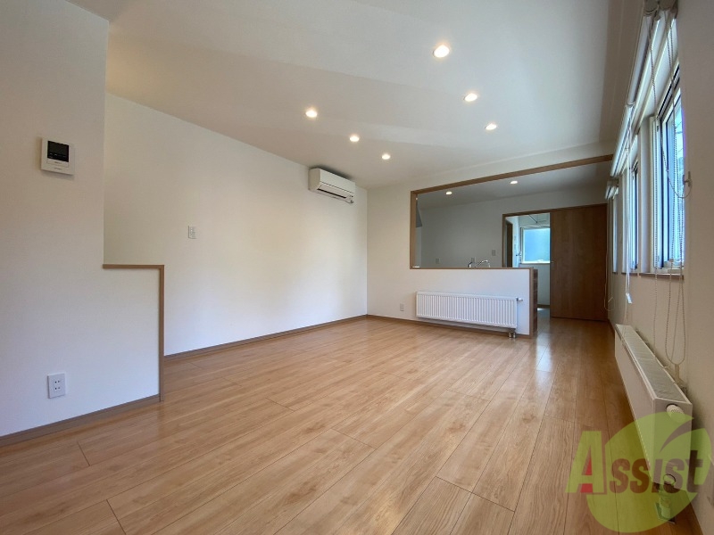 居室・リビング　白さが清潔感を出してくれます。お部屋も明るいですね。