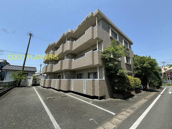 山鹿市泉町のマンションの建物外観