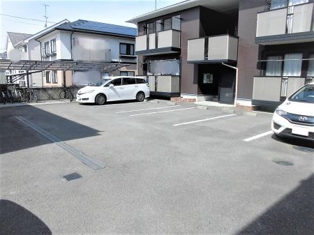 【松山市西長戸町のアパートの駐車場】