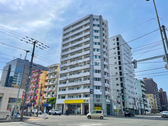 札幌市白石区菊水二条のマンションの建物外観