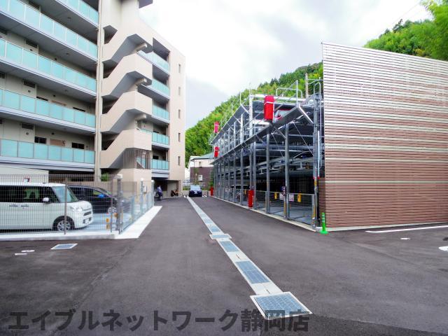 【静岡市葵区長沼のマンションの駐車場】