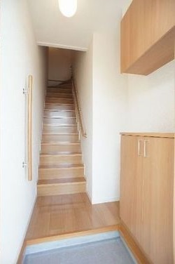 玄関　玄関収納が上下に分かれており棚に小物が置けてとても便利