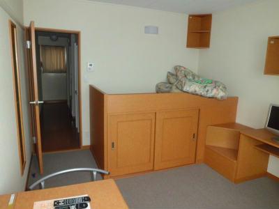 居室・リビング　布団が付くのは短期契約の場合のみです。