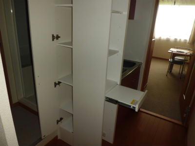 収納　キッチン脇の棚。