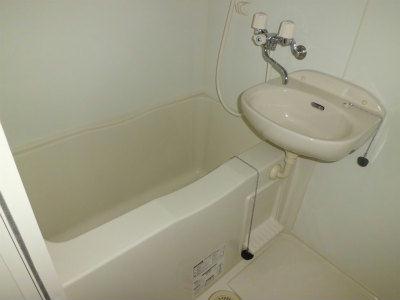 バス・シャワールーム　洗面台付バスルーム。