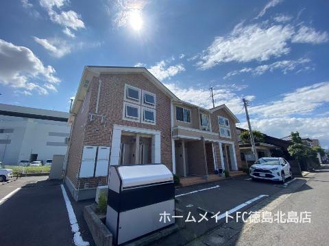 【板野郡藍住町奥野のアパートの建物外観】