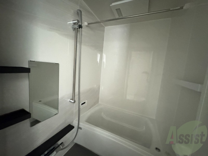 バス・シャワールーム　浴室は広めなのでゆったり落ち着けそうですね。