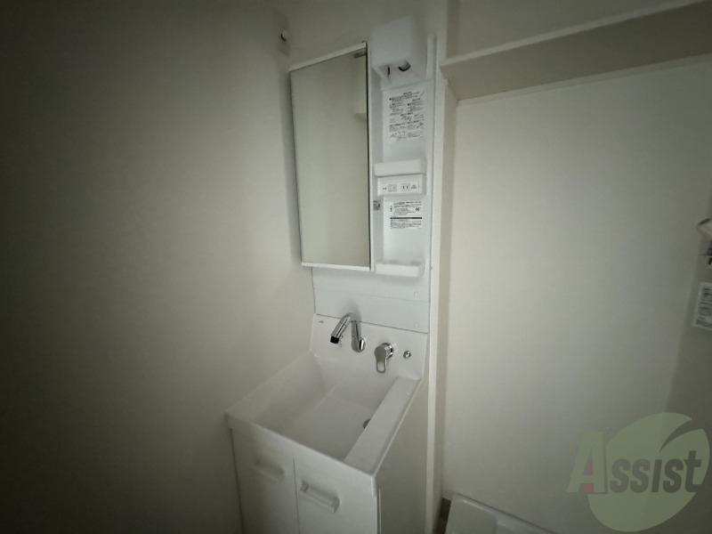 洗面設備　洗面所は独立しており、シャワー付きです