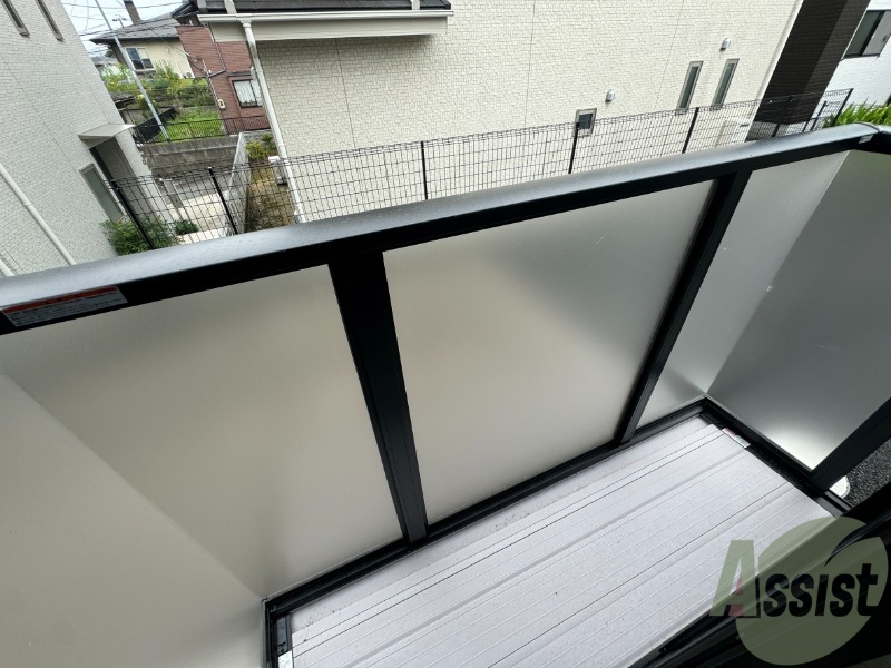 バルコニー　バルコニーは洗濯物がはかどりそうな広さがありますよ。