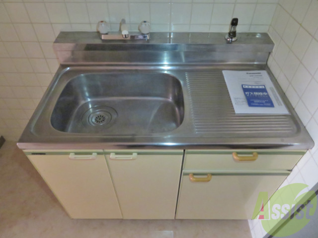 キッチン　キッチンはコンパクトでシンプルですねー。