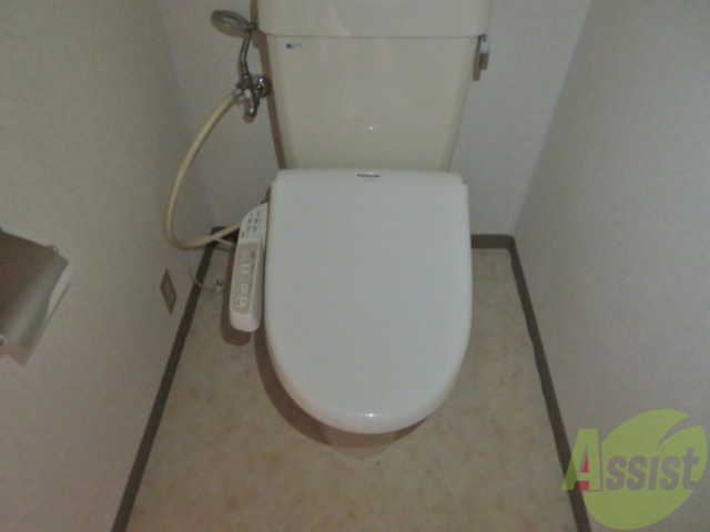 トイレ　こちらがトイレです嬉しいウォシュレット付きですよ。