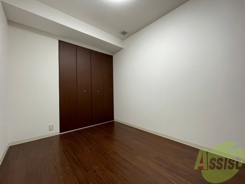 その他部屋・スペース　５帖の洋室です。広々として、きれいですね。