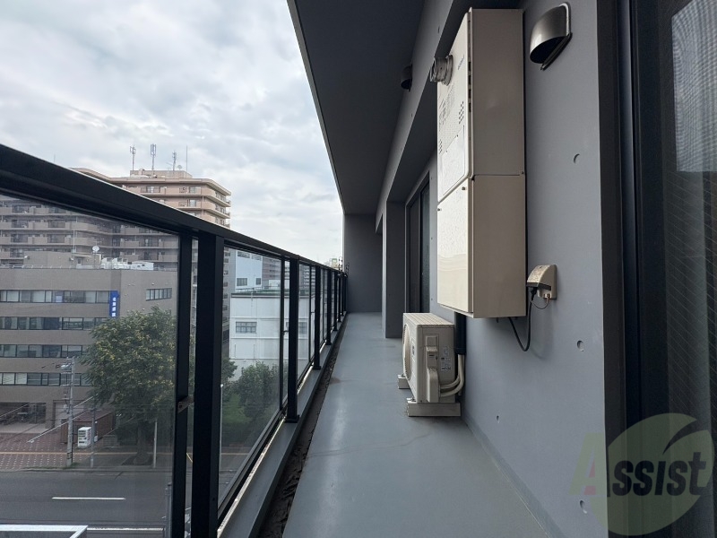 バルコニー　バルコニーは幅があり、広い印象を受けました。