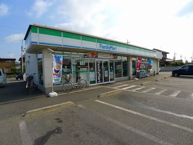 コンビニ　ファミリーマート大泉坂田店（コンビニ）まで400m