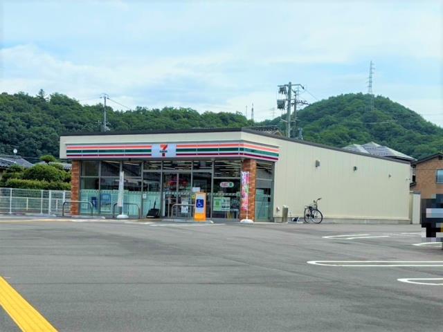 コンビニ　セブンイレブン（コンビニ）まで857m