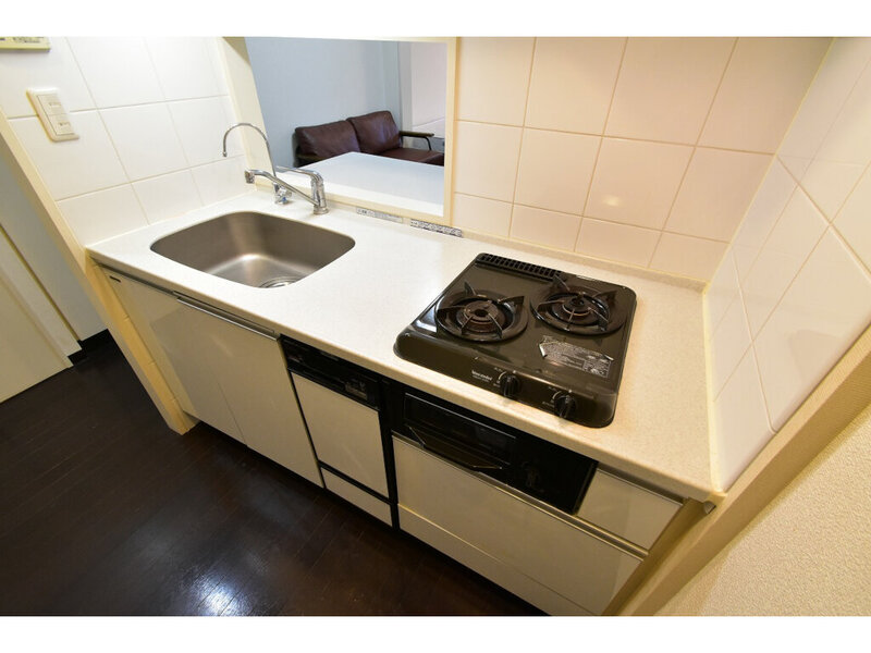 キッチン　コンロ設置済み。収納充実で調理器具等しっかり収納できます