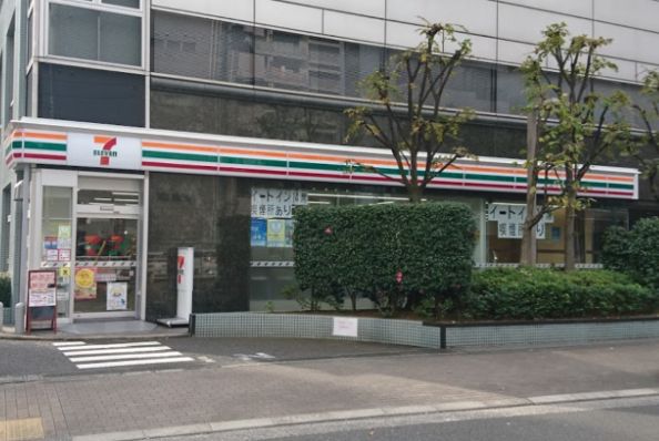 コンビニ　セブンイレブン港区芝1丁目店（コンビニ）まで174m