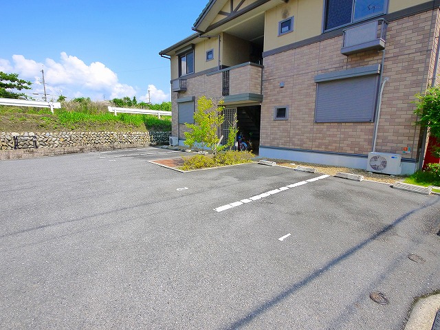 駐車場　駐車場があるので、車を買う予定の方も安心です